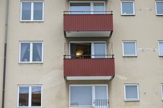 Outside view of an apartment that was stormed by police where a suspected gunman allegedly lived